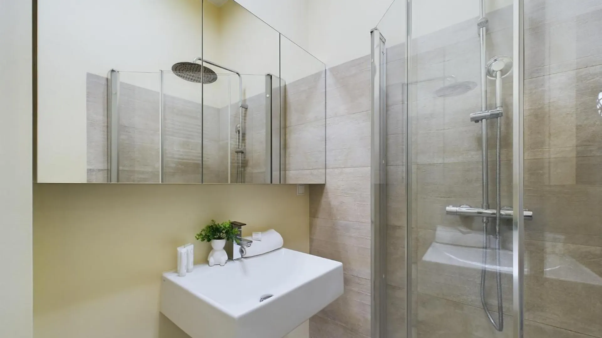 Bright Studio Near The Palace Of Culture & Science By Noclegi Renters Warsaw Poland